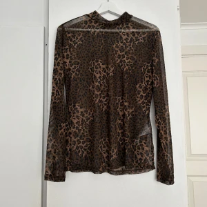 Mesh topp  - Super fin mesh topp med leopardmönster! (Som verkar bli en trend 2024) 🐆 Prislapp kvar! Står XL, men passar L också