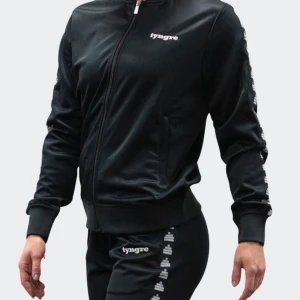 Tracksuit från Tyngre - Hel tracksuit från Tyngre. Aldrig använd och i helt nyskick. Nypris är 599:- per del. Mitt pris 600:- för hela setet.  Frakt tillkommer