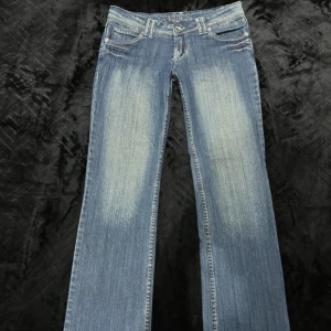 Low waist jeans  - Supersnygga low waist jeans köpta vintage❤️tyvärr är det för korta på mig. Kolla sista bilden för att se hur jeansen ser ut i dagsljus.  Midjemått: 39 - 40 cm Innerben: 80 cm