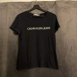 Calvin Klein t-shirt. Använd varsamt 1-2 gånger. Normal i storleken.