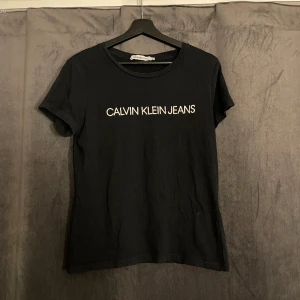 Calvin Klein t-shirt  - Calvin Klein t-shirt. Använd varsamt 1-2 gånger. Normal i storleken.