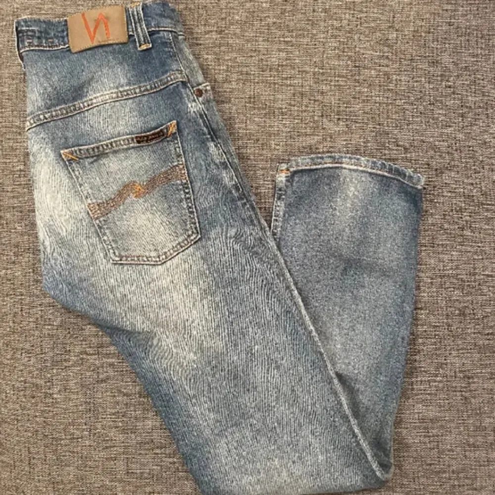 Tja säljer dessa sjukt snygga nudie jeans som har en go vår och sommarfärg! Priset ligger på 499 men går att jobba ner! Vid fundering är det bara att skriva.. Jeans & Byxor.