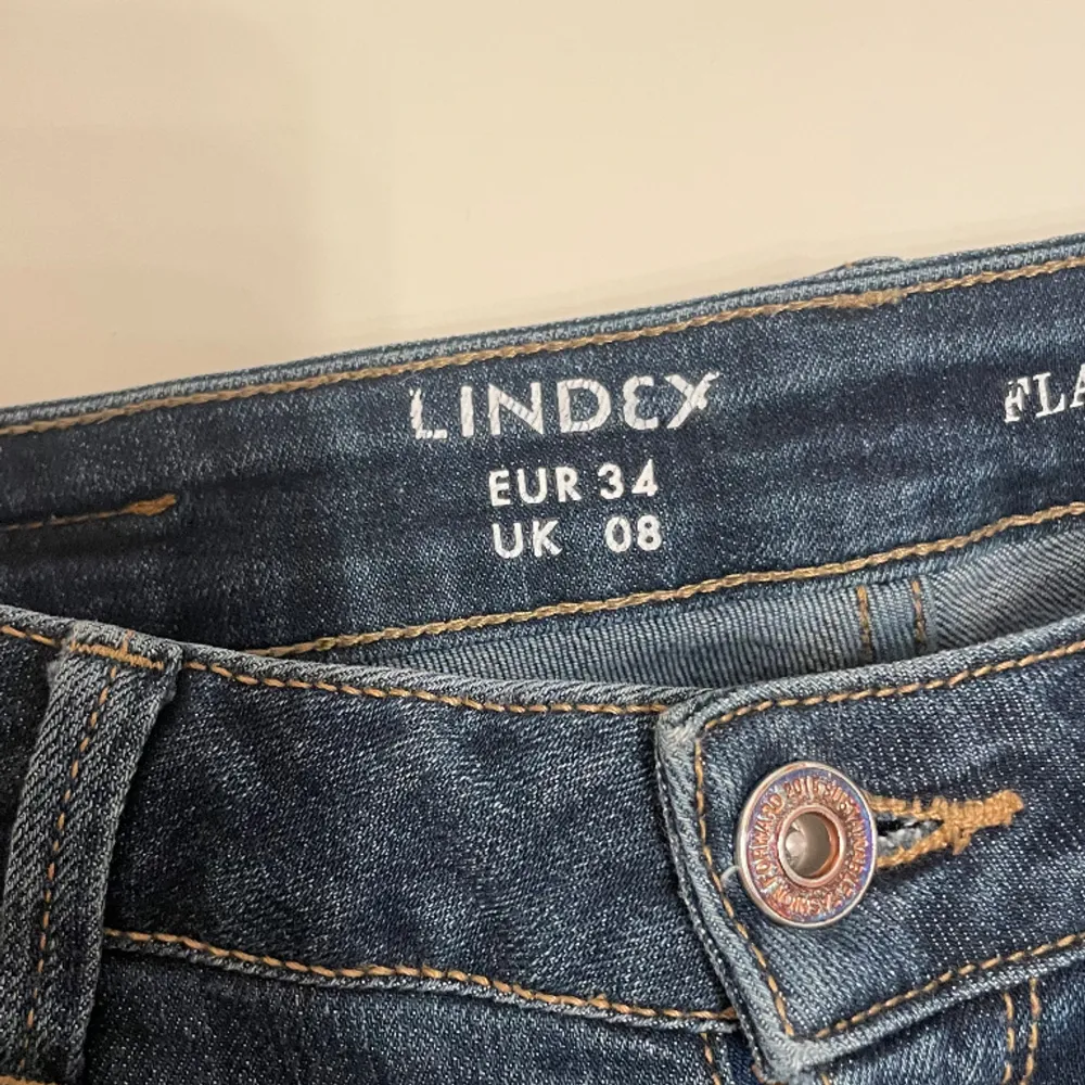 Super sköna och snygga lågmidjade jeans som är bra i längd och har ett skönt material. I storlek 34. Pris kan diskuteras. Farkut & Housut.