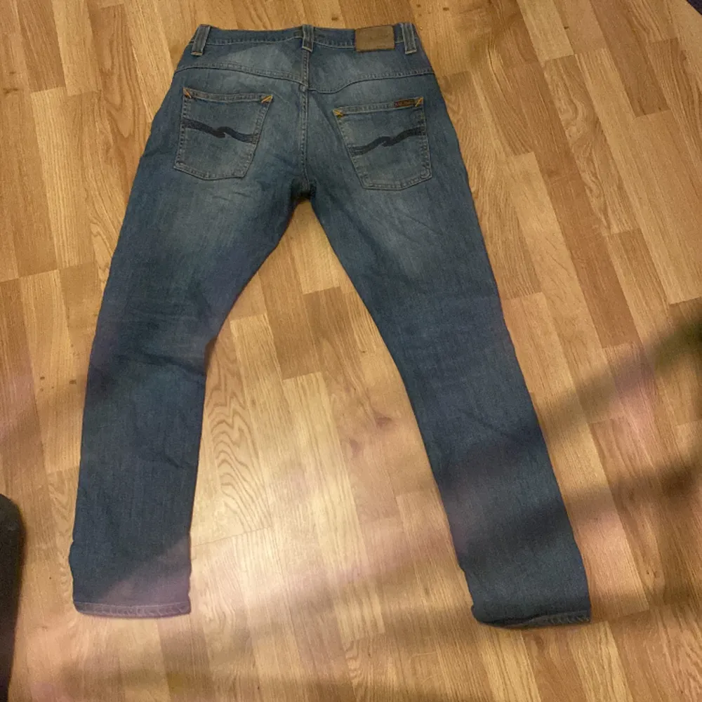 Säljer nu mina Nudie jeans i storlek 32/32 i modellen tape Ted med en skön o bekväm passform i färgen washed blue. Jeans & Byxor.