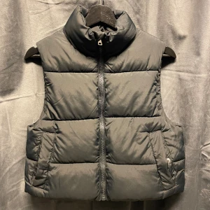 Väst  - Har använt bara 2ggr men inser att den är för liten för mig!  Nypris 157kr