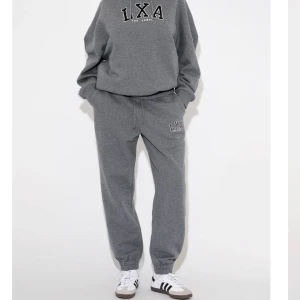 LxA sweatpants - Snygga byxor från Linn Ahlborgs märke LxA🩷 Helt nya och oanvända med taggen på! Nypris: 690kr. Snygga på både tjejer och killar!