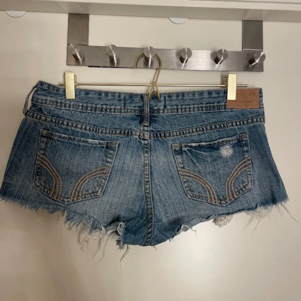 Super snygga shorts ifrån hollister med fina detaljer. Dock korta i rumpan. Är i jättebra skick. Säljer för 120. Breda.. Shorts.