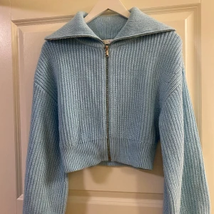 Zara tröja - Helt oanvänd cardigan med dragkedja och ballongarmar 💙