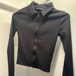 Topp - En svart topp från NewYorker, endast testad med prislappen kvar. 