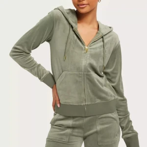 Juicy Couture - Säljer mitt gröna Juicy sätt i färgen grön med guld detaljer. Det är nästan helt nytt och använd få gånger. Säljer båda delarna för 2000🥰