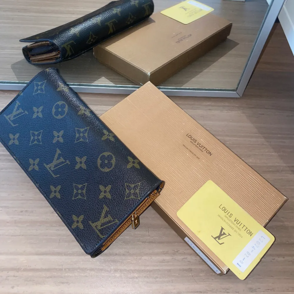 Äkta Louis Vuitton väska/Plånbok  Kommer med axelband, lv kort och låda Pris och byten går att diskutera . Väskor.