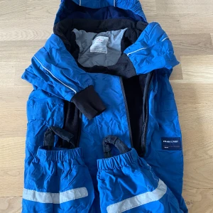 Överall - En väldigt fin och känd märke överall polan o pyret som knappt använt, stl 86. Pris 150kr. 