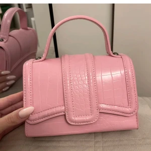 Mini väska - Säljer nu min mini väska från zara, älskar den rosa färgen och den passar nu till våren. Men har tröttnat på den,den ser helt ny ut inga alls defekter !