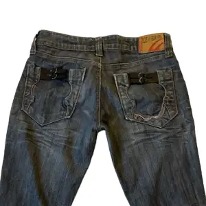 coola jeans från märket Ice Jeans💗 är lågmidjade med snygga detaljer! (lägger snart upp midjemått etc!)använd gärna köp nu/lägg prisförslag❤️ PRIS ÄR DISKUTERBART