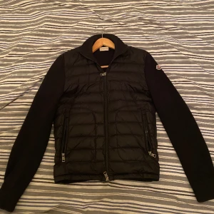 Moncler Cardigan - Hej, jag säljer min Moncler cardigan som blivit för liten för mig. Kanon skick, 9/10 inga som helst märken på den. Använd ett fåtal gånger. Nypris är ca 9000kr, mitt pris är 3000kr.