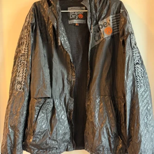 Regnjacka  SuperDry - Regnjacka från superdry i storlek XL, men från junioravdelningen. Passar S ungefär 