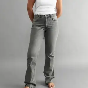 Säljer dessa jeans i modellen full lenght flare i strl 36, då de blivit förstora för mig. Pris går att diskuteras