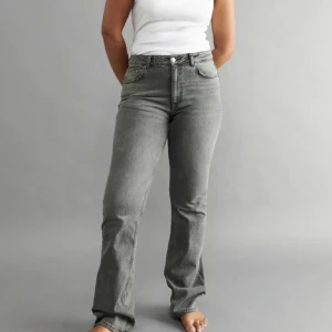 Full lenght flare Gina tricot  - Säljer dessa jeans i modellen full lenght flare i strl 36, då de blivit förstora för mig. Pris går att diskuteras