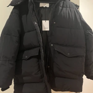 Pufferjacka  - Säljer en helt ny puffar parkas jacka i storlek S, helt ny och oanvänd! Från Junkyard! Prislapp finns kvar. Ordinarie pris : 1199kr