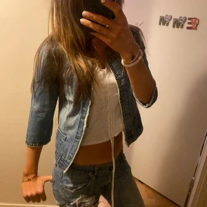Trekvartsärmad jeansjacka - Assnygg trekvartsärmad jeans jacka super till sommaren!🥰
