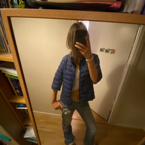 Trekvartsärmad dunjacka - Assnygg trekvartsärmad dunjacka perfekt nu till våren/sommaren🥰storlek:L men sitter som S