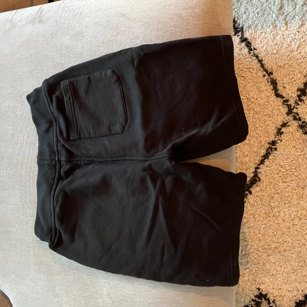 Ett riktigt sköna par shorts från märket Sail Racing. Dem är i storlek 170/S och i ett riktigt härligt och mjukt material som ett par mjukisbyxor. Inte alls mycket använda. Nästan som nya! . Shorts.
