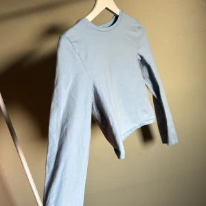 Blå långärmad topp - Basic ljusblå tajt långärmad topp från BikBok i stl M. Passar även S. Inga defekter, knappt använd