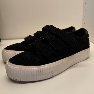 Sneakers - Even&Odd - Säljer ett par sneakers från Even&Odd. Använda några fåtal gånger. Sulan är det enda som är smutsigt men kan såklart tvättas mer noggrant. 