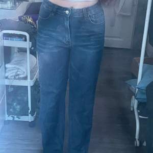 Mörkblå jeans från shein i storlek M (38)🩷 Bara testade men tyckte inte färgen passade mig. Går ner till hälen för mig som är 1.66m, sitter bra och känns bra🩷 nypris va 200kr