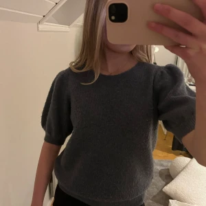Marinblå stickad tröja - Så snygg marinblå stickad tröja från vero moda. Bra skicka men ändå lite nopprig❤️