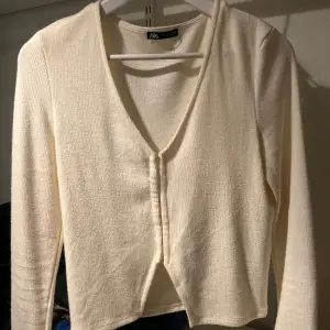 Jättesnygg kofta/tröja från Zara i storlek L🤍Använt ett fåtal gånger💕