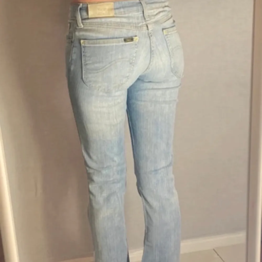 Super fina ljusblå low waist jeans från lee. Säljer pågrund av att dom är för stora på mig! 35 i midjemåttet rakt över och passar någon som är 160 och länge . Jeans & Byxor.