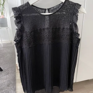 Svart topp  - Säljer denna super fina toppen i stl m. Priset är inklusive frakt 