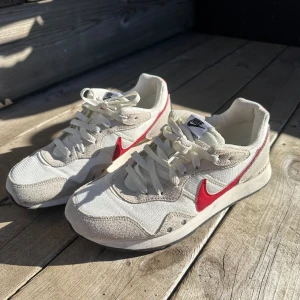 Nike sneakers  - Ett par sneakers i storlek 40 som knappt är använda!👟🌼😍