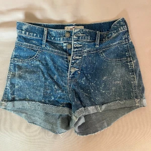 Jeansshorts - Ett par vintage jeansshorts från Hollister i fint skick ☀️