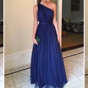 Balklänning one shoulder  - Säljer min superfina balklänning som jag hade förra året på min bal.Super fin offshoulder i en väldigt fin blå färg.Köpt för ca 1700 kr.Syns inte att den är använd och den är i superbra skick förutom dragkedjan som är lite trög!💕Tror storleken är 36!