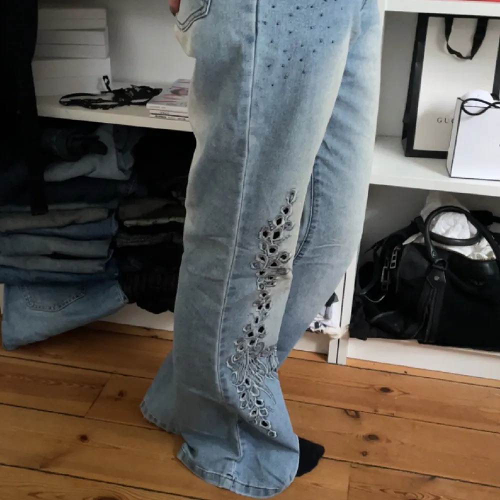 Jättecoola jeans med coolt mönster. Jag säljer på grund av att de inte kommer till så mycket användning. Jag är 170 och har storlek s/m i jeans. Skriv för fler bilder!!❤️‍🔥. Jeans & Byxor.