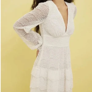 Studentklänning  - Intressekoll på min superfina studentklänning i storlek 38 från NAKD som inte säljs längre. Endast använd under studentdagen! 😊💕 Endast intressekoll men kan tänka mig att sälja vid bra pris. 