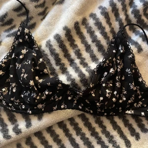 Blommig bh  - Söt bh från h&m i storlek Xs. Nyskick 