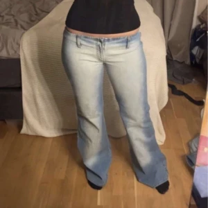 Unika lågmidjade bootcut jeans🩷 - Jätte fina jeans med blekings detaljer och extra låg midja. Dem har en väldigt fin och unik midja samt att materialet är väldigt stretchigt💗💗 pris kan gå att diskutera vid snabbaffär