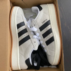 Adidas Campus 00s  - Adidas campus 00s i färgen crystal white, helt oanvända med lapparna kvar. Tar emot bud och kan även tänka mig byta till ett par i storlek 39💕
