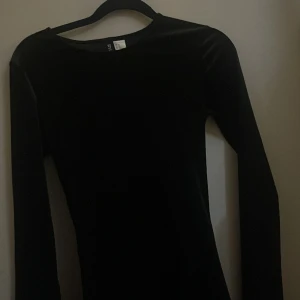 Svart sammets klänning med öppen rygg🖤 - Skriv för fler bilder eller frågor🖤