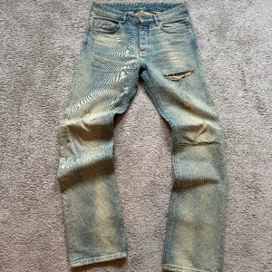 Flanuer homme jeans  - Yo, säljer dessa Jean ifrån flanuer homme, jeansen finns ej tillfälliga att köpa längre och det finns en hög efterfrågan runt om dem! Riktigt fräscha jeans och är i väldigt bra skick! Alla slitningar ser ut så när man köper jeansen! 