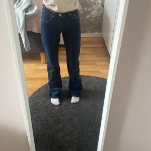 Jeans - Säljer dessa jeans från gina då de är en storlek stora för mig. Använda max 2 ggr🫶🏼 Nypris 500kr