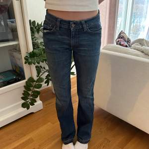 Gamla lågmidjade bootcut jeans från h&m. Dom är uppsprättade, hon på bilden är 172 och har vanligtvis w25. Innerbenslängd 83 och w30 men små i storleken🙌🙌