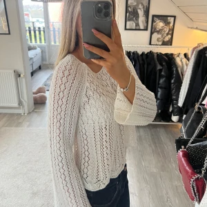 Stickad tröja  - Så fin stickad tröja från ONLY som tyvärr aldrig kommit till användning! Storlek L men passar S/XS bäst tycker jag✨ säljer även i svart, säljer båda tillsammans för billigare 