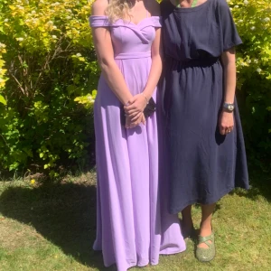 Balklänning - Balklänning köpt för 350kr💜 endast använd en gång på niornas middag! Skönt material och bra skick! storlek 34, XS. Jag är 168cm lång🌟 Pris går att diskuteras! Kan mötas upp💜