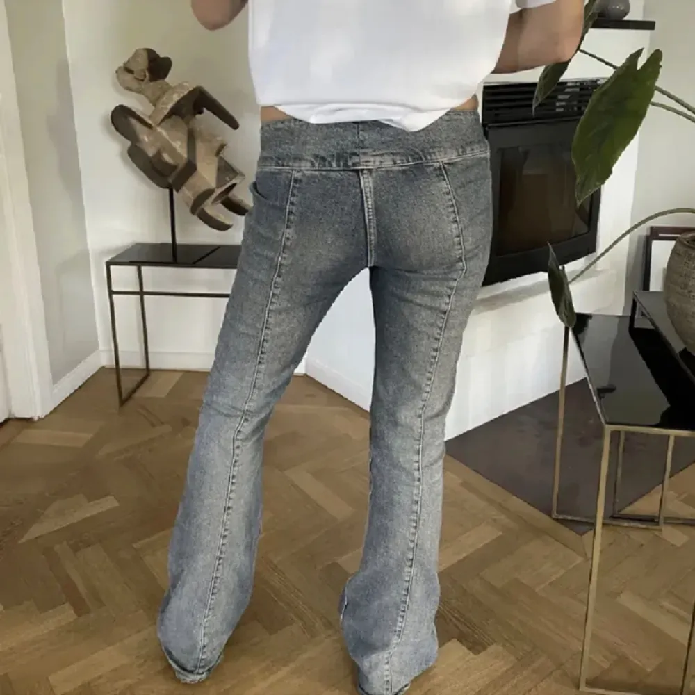 Säljer super snygga lågmidjade jeans utan fickor, från weekday och helt slutsålda och super populära❤️passar mig som är 165 och brukar ha 34-36 i jeans . Jeans & Byxor.