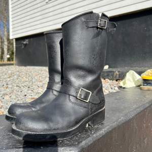 Supersnygga Johnny bulls boots i fint skick. Köptes för ungefär 1500 kr och säljer för 120 kr💕använda 2 gånger pga att de är i fel storlek. (Storlek 40) Hör av dig om du har frågor eller om du är intresserad!😃