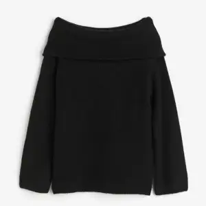 Säljer denna svarta offshoulder tröja pga kommer inte till användning!❤️🥰 har en liten defekt (se sista bilden) men går att laga!🥰🥰 köpte för ungefär 250kr säljer för 195kr. Använd 1-2ggr!🥰🥰❤️❤️